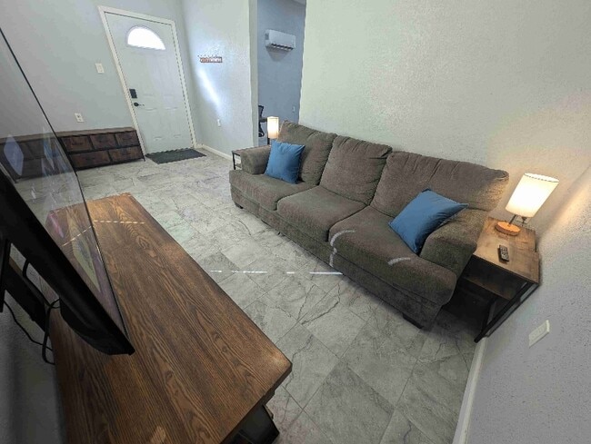 Building Photo - 503 E 6th St