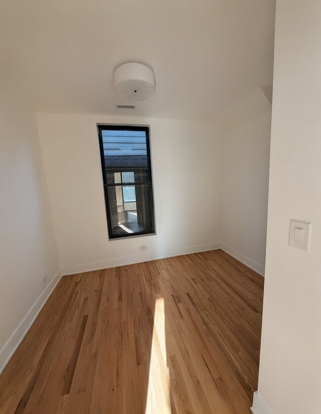 Building Photo - 916 N Noble St