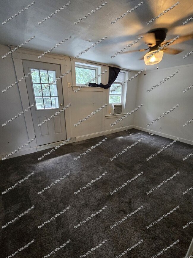 Building Photo - Charming 4 Bedroom Home