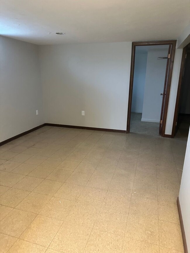 Building Photo - 3 bdrm with finished basement!