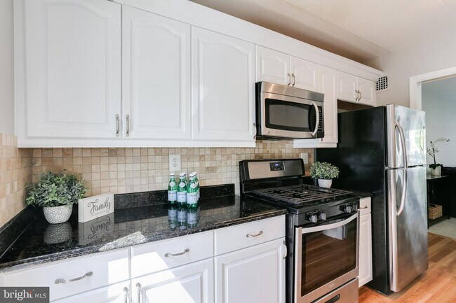 Building Photo - 3322 Hewitt Ave