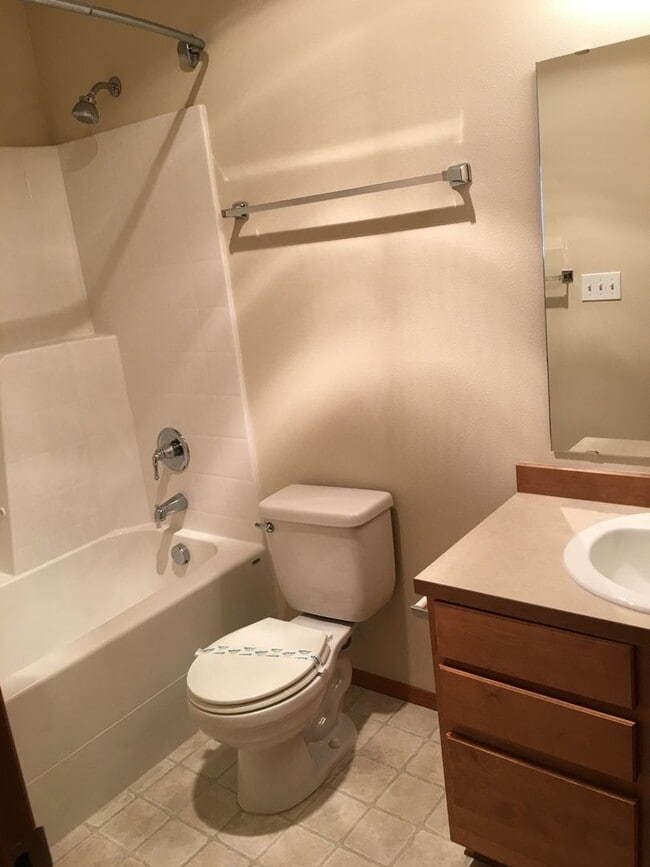 Building Photo - **$200 MOVE IN CREDIT if move in occurs pr...