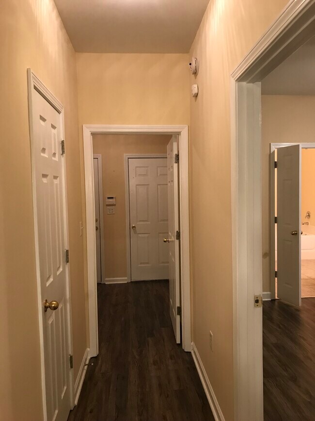 Building Photo - 1317 Island Pl E