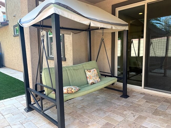 Building Photo - 4 BEDROOM PLUS LOFT, BUILT IN BBQ WITH COMMUNITY POOL