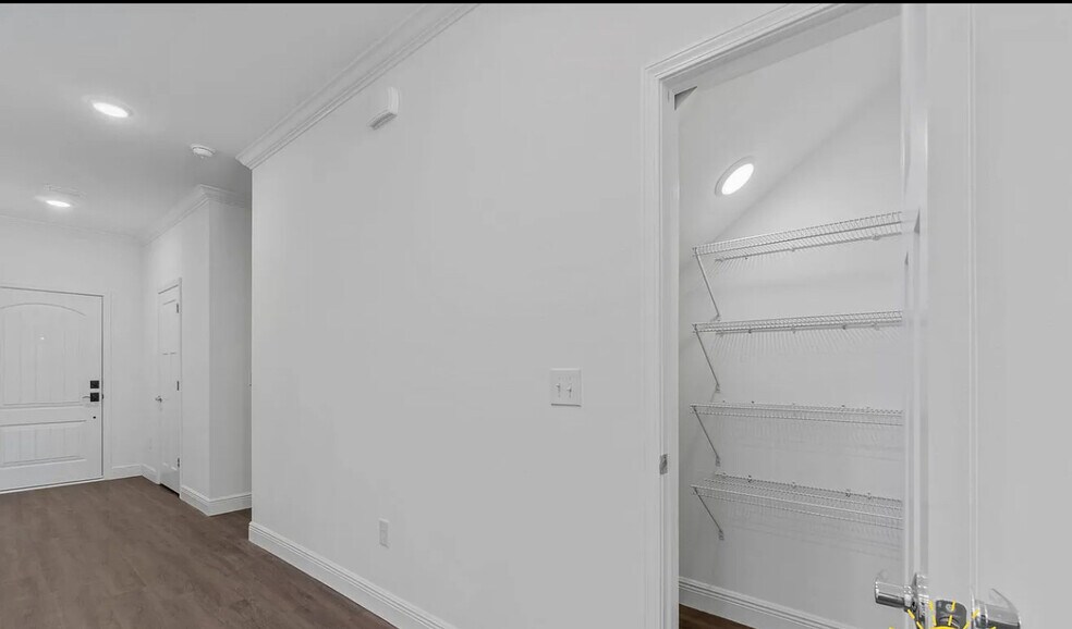 Building Photo - 517 Hill Ln