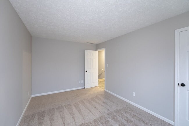 Building Photo - 3 bed 2.5 bath 2 story 2 car attached gara...