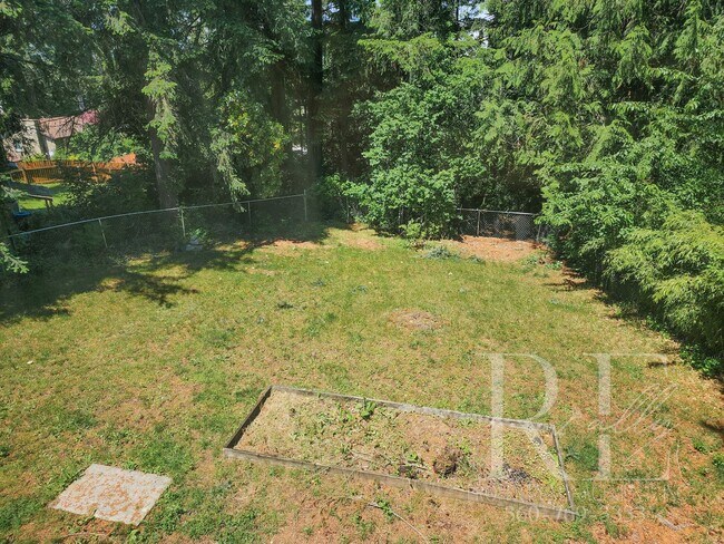 Building Photo - Ridgetop Home in Quiet Neighborhood