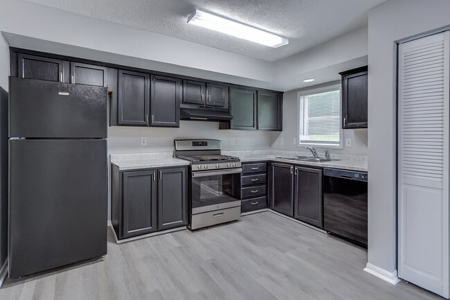 Building Photo - For Rent: 4-bedroom 2-bathroom single family home! Available NOW!