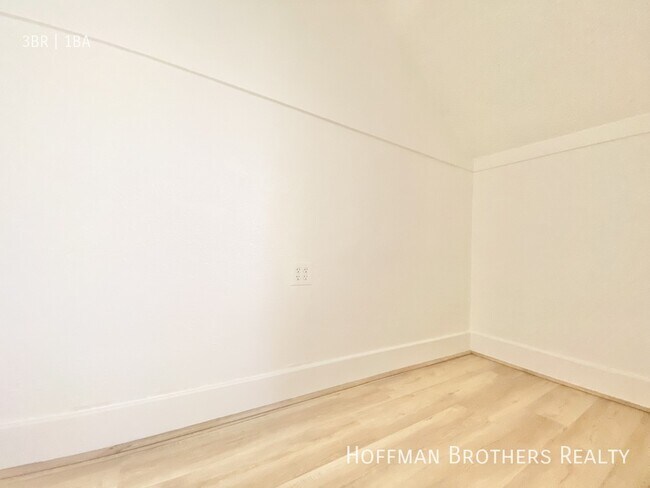 Building Photo - 402 N Ave 54