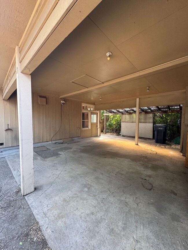 Building Photo - Cozy 2-Bed with Spacious Living, Parking, Pets OK!