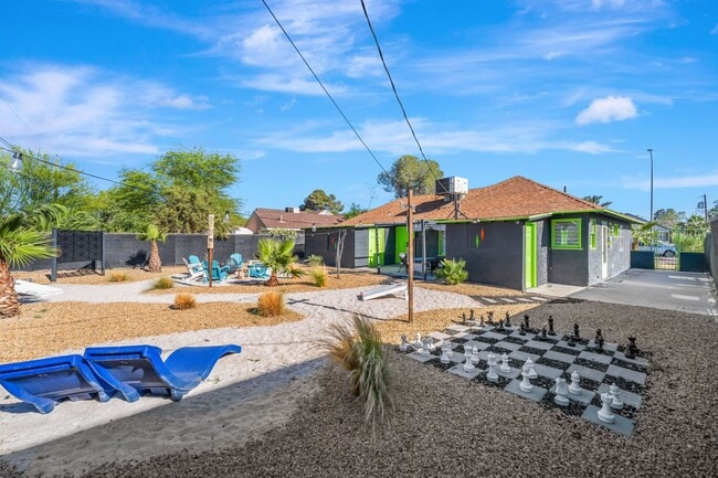 Building Photo - Luxury Home in Downtown Las Vegas!