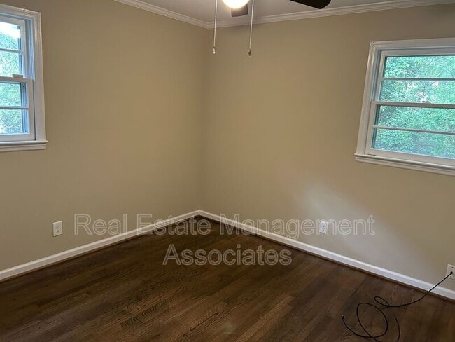 Building Photo - 2050 Lewis Dr