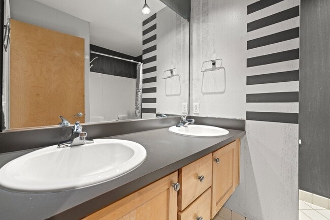 Building Photo - 2 BR 2 BA Townhome in North Tabor- 3 Levels!