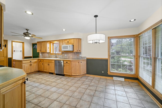 Building Photo - 421 N Elm St