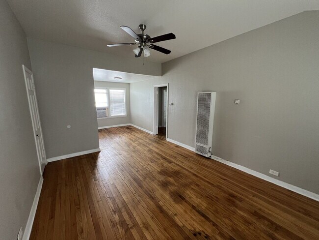 Building Photo - One Bed/One Bath Close to Woodlawn Lake Park