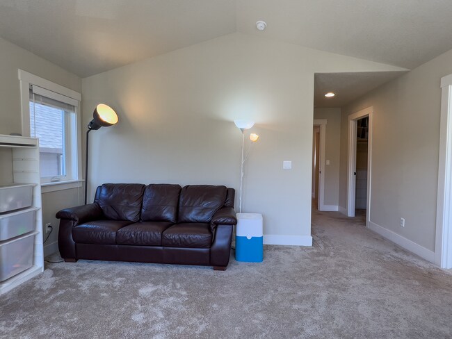 Building Photo - Exceptional 4 Bed + 2.5 Bath House ~  Beth...