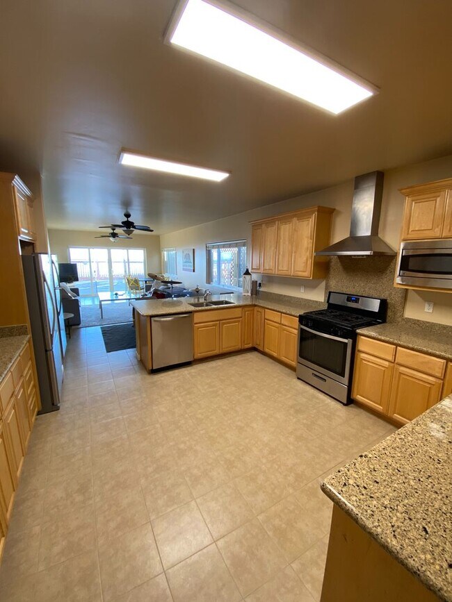 Building Photo - 6633 Del Playa Dr