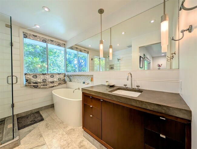 Building Photo - 10 Idalia Ct