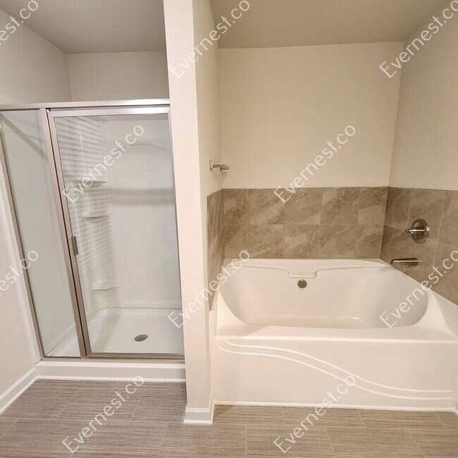 Building Photo - 210 Venture Dr