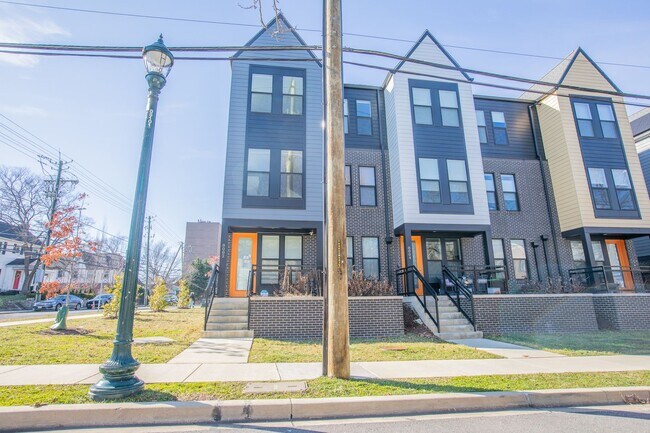 Building Photo - Gorgeous 4 BR/3.5 BA EOG Townhome in Silve...