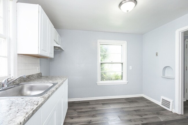 Building Photo - 3 BED 1.5 BATH BEAUTIFUL SINGLE FAMILY HOM...