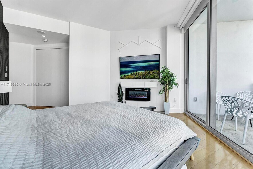 Building Photo - 200 Biscayne Boulevard Way