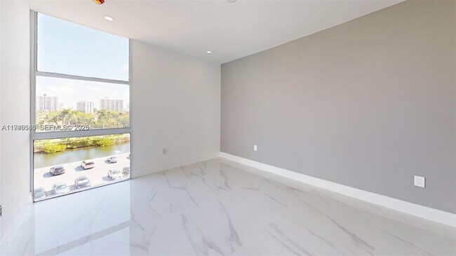 Building Photo - 3625 N Country Club Dr