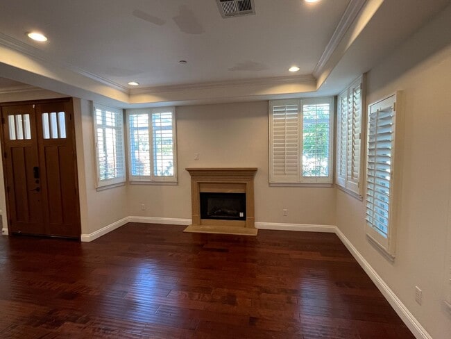 Building Photo - Beautiful Four Bedroom Townhouse in Pasadena