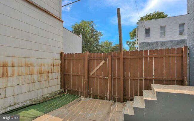 Building Photo - 526 Windsor St