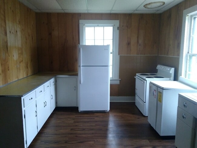 Building Photo - 2 Bedroom 1 Bathroom House