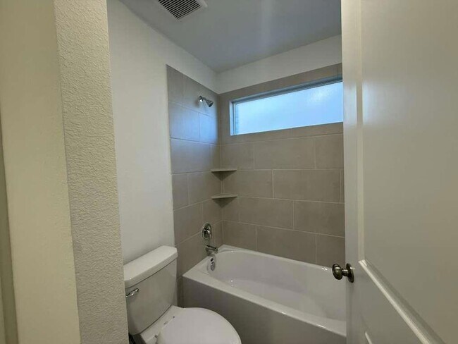 Building Photo - 569 Sormonne Lp