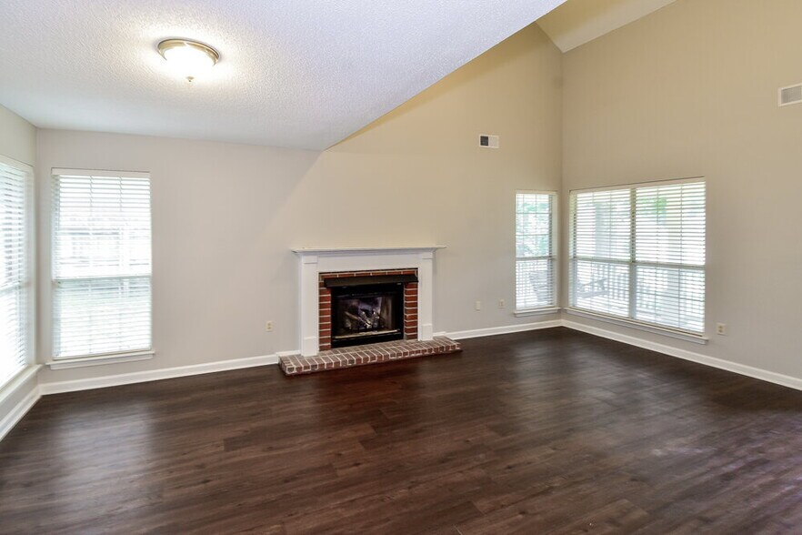 Building Photo - 5885 Southridge Dr