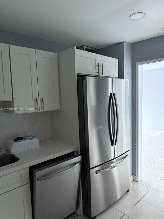 Building Photo - 400 Kings Point Dr