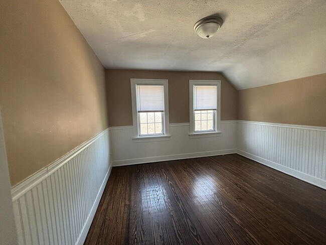 Building Photo - 229 Bellaire Ave