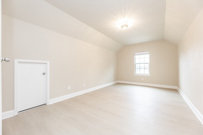 Building Photo - 6123 Northcrest Village Way