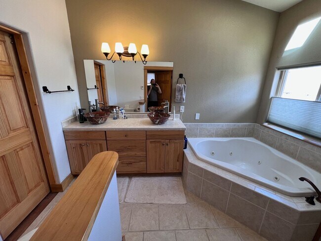 Building Photo - Spacious 3BR 3BA Townhome in Durango