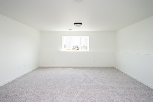 Building Photo - 4 Bed 3 Bath Single Family Home