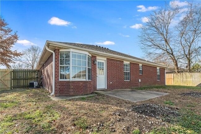 Building Photo - 804 Tyler St