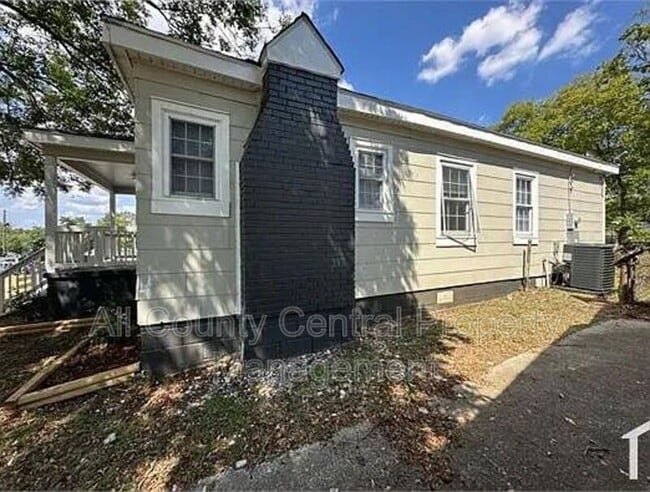 Building Photo - 1601 Center St S