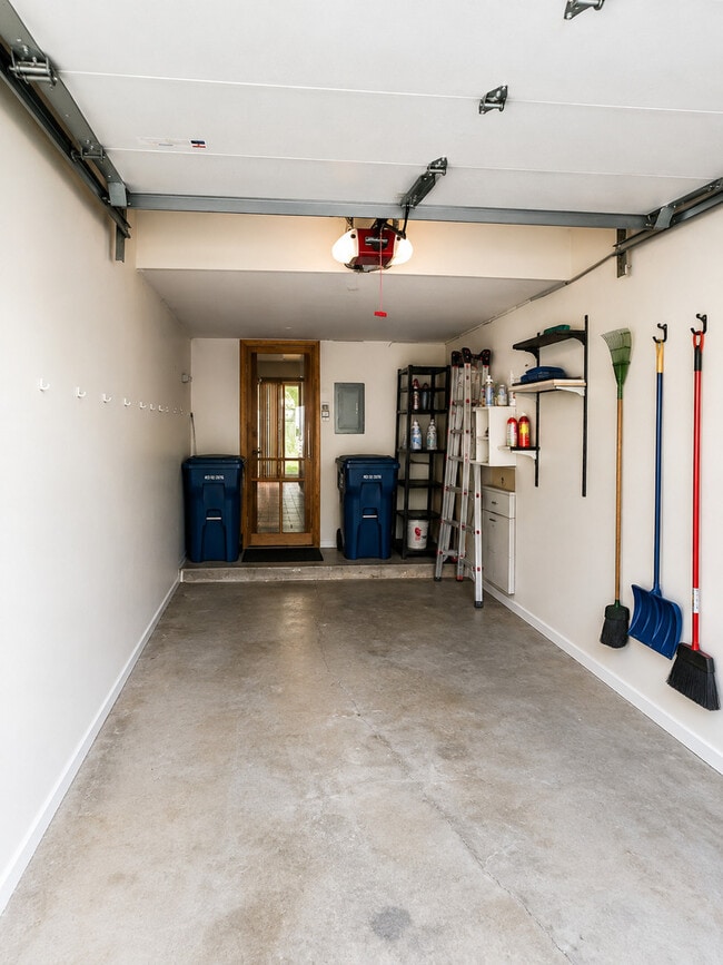 Building Photo - 727 Whitesail Dr