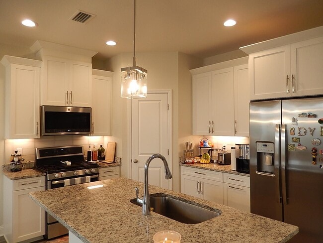 Building Photo - 2886 Fontana St