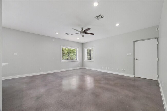 Building Photo - 1425 Oak Hollow Dr