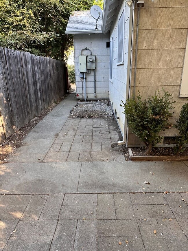 Building Photo - Charming House Located Steps From UCD