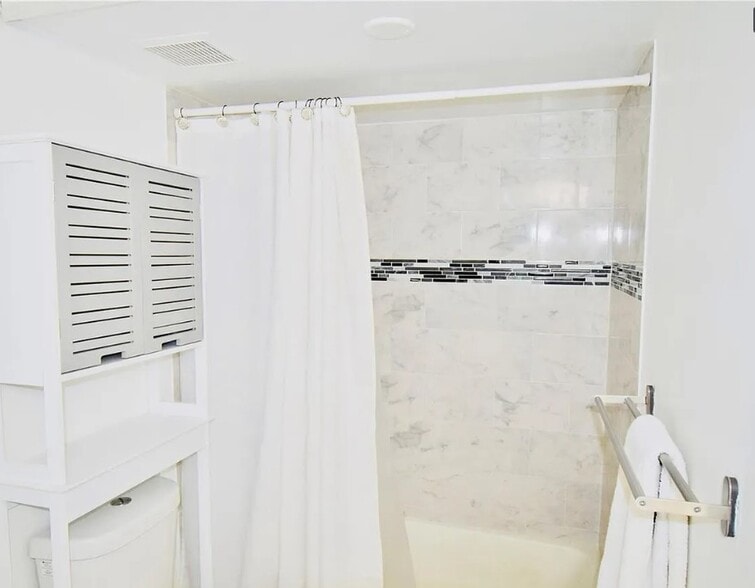 Building Photo - 2881 N Oakland Forest Dr