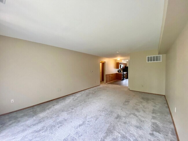 Building Photo - Cozy 2 Bedroom, 1 Bath Apartment with Balc...