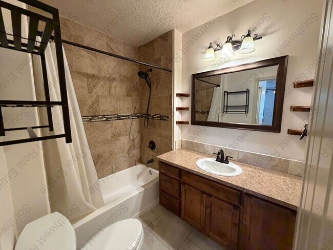 Building Photo - Modern meets classic!  3 bed 2 bath home for rent!