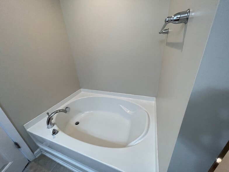 Master Bath - 112 Hawkstone Dr