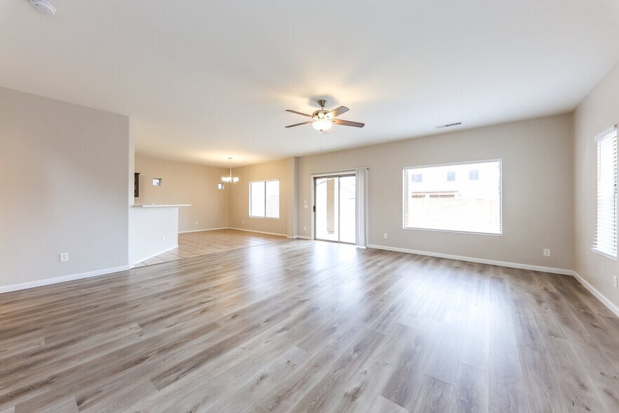 Building Photo - 13045 W Columbine Dr