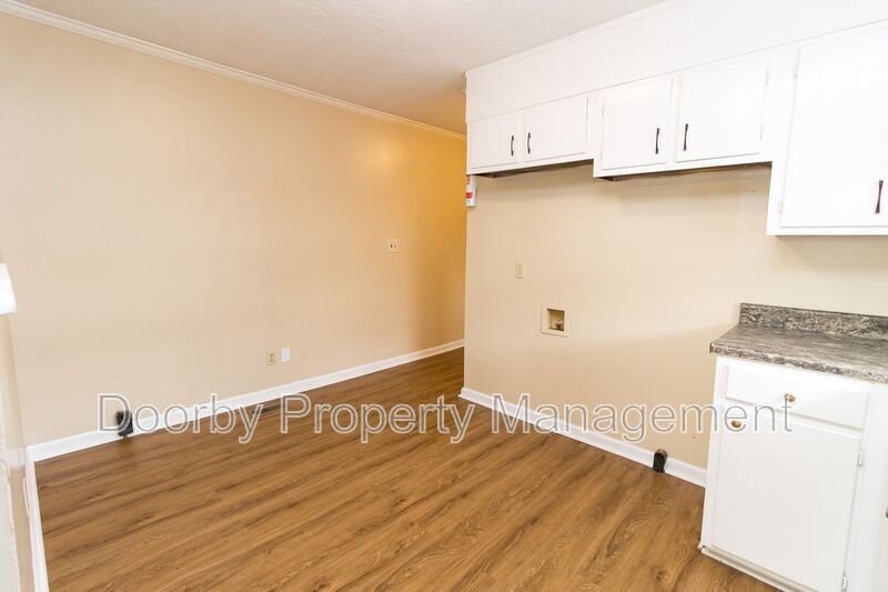 Building Photo - 807 Henderson Ave