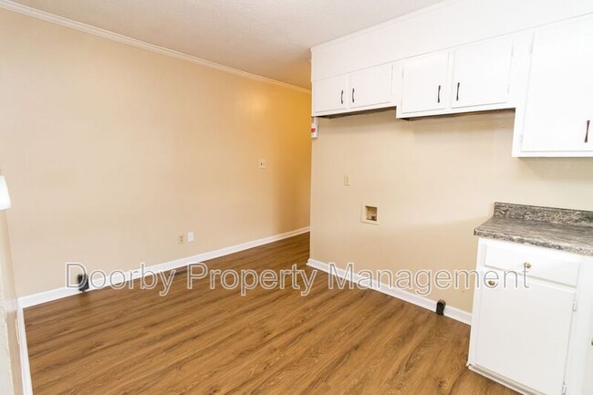 Building Photo - 807 Henderson Ave